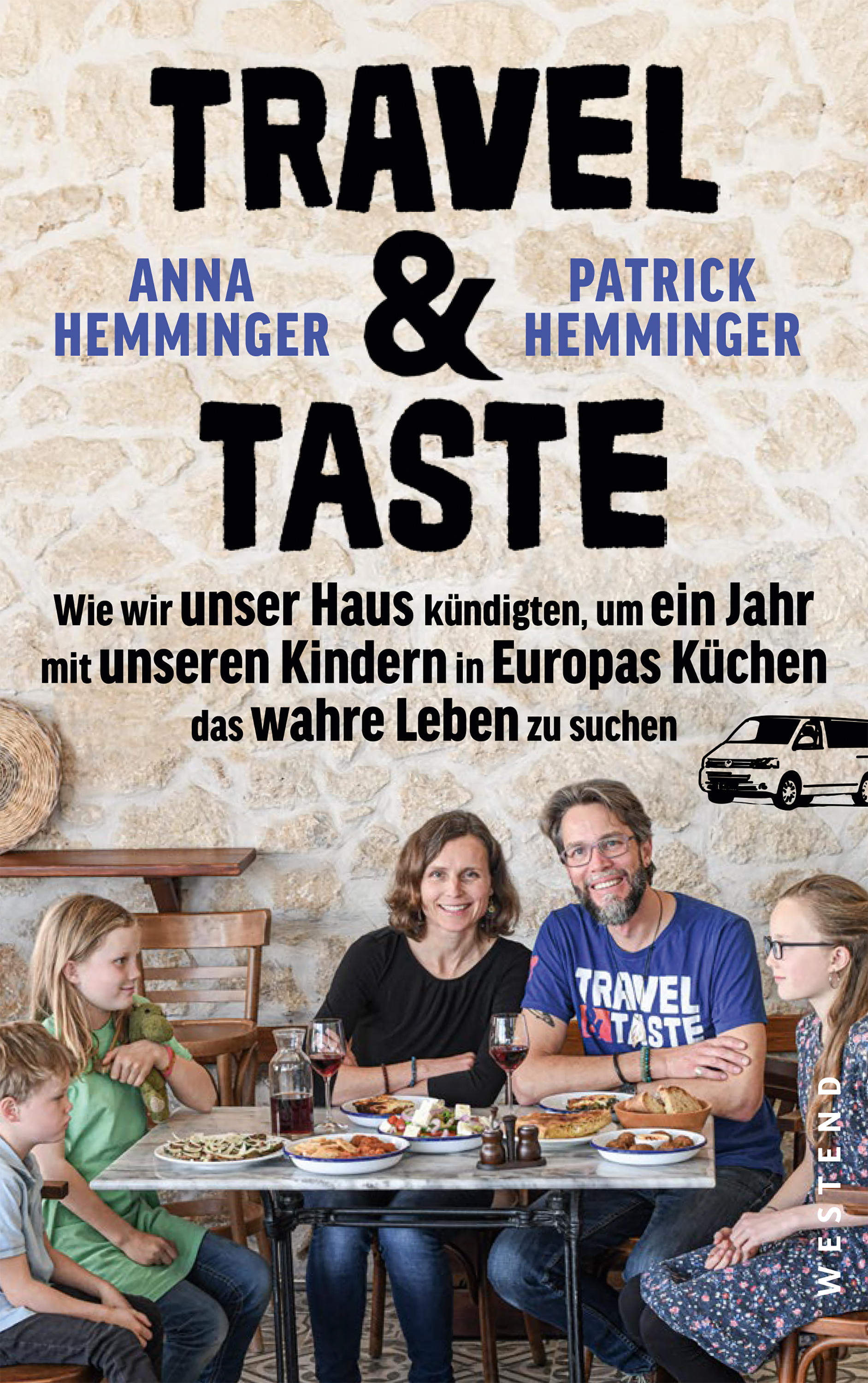 Familie Hemminger an einem Bistrotisch an der Wand, darüber der Buchtitel