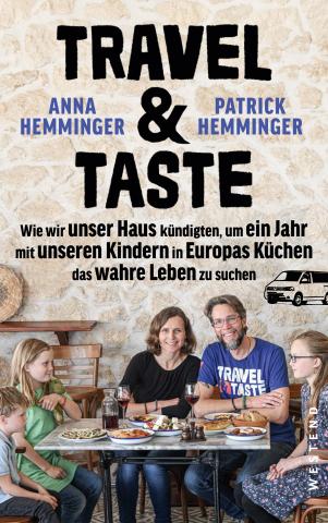 Familie Hemminger an einem Bistrotisch an der Wand, darüber der Buchtitel