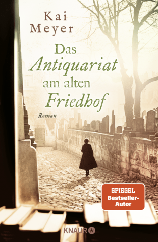 Blick aus einem Fenster auf eine Friedhofsmauer, davor die Silhouette einer Person in einem langen Mantel